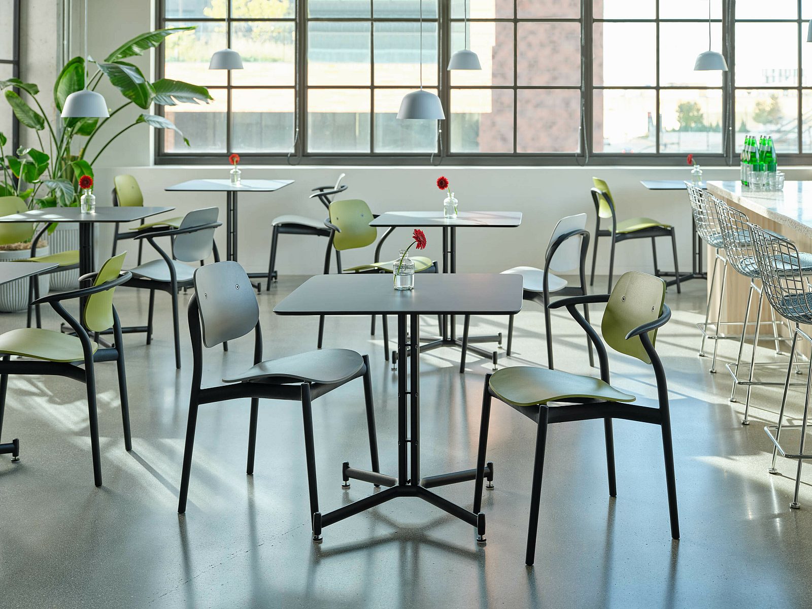 Knoll Iquo Table Square 04 environmental